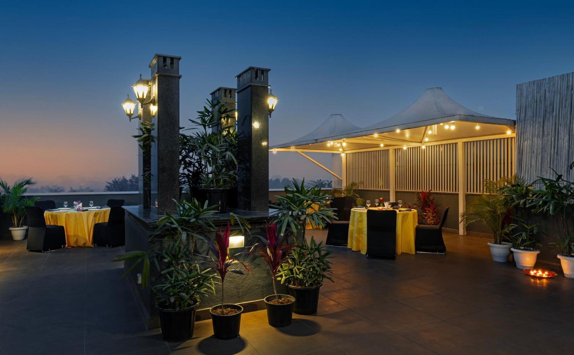 Hotel Saket 27 New Delhi Exterior photo