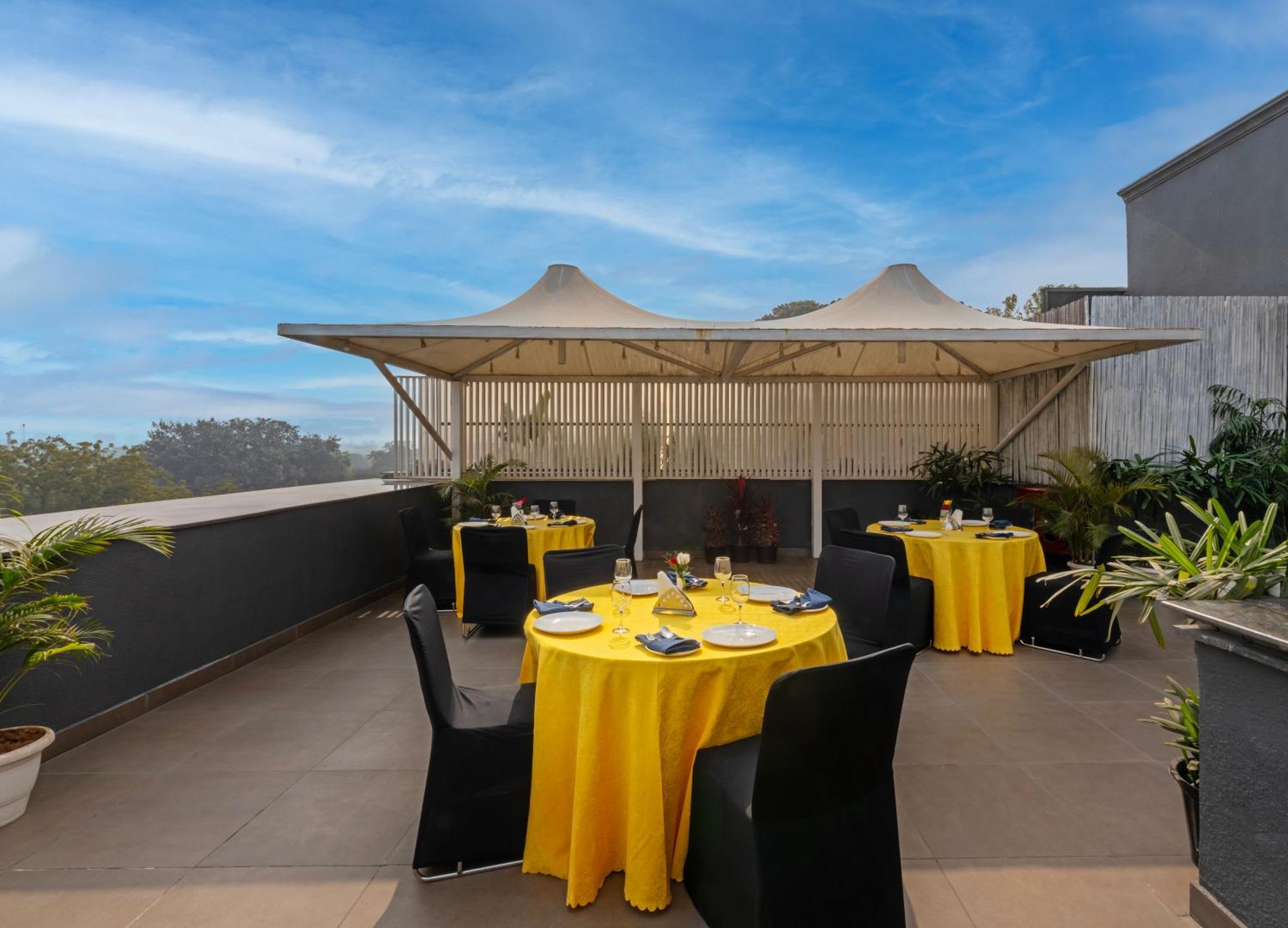 Hotel Saket 27 New Delhi Exterior photo