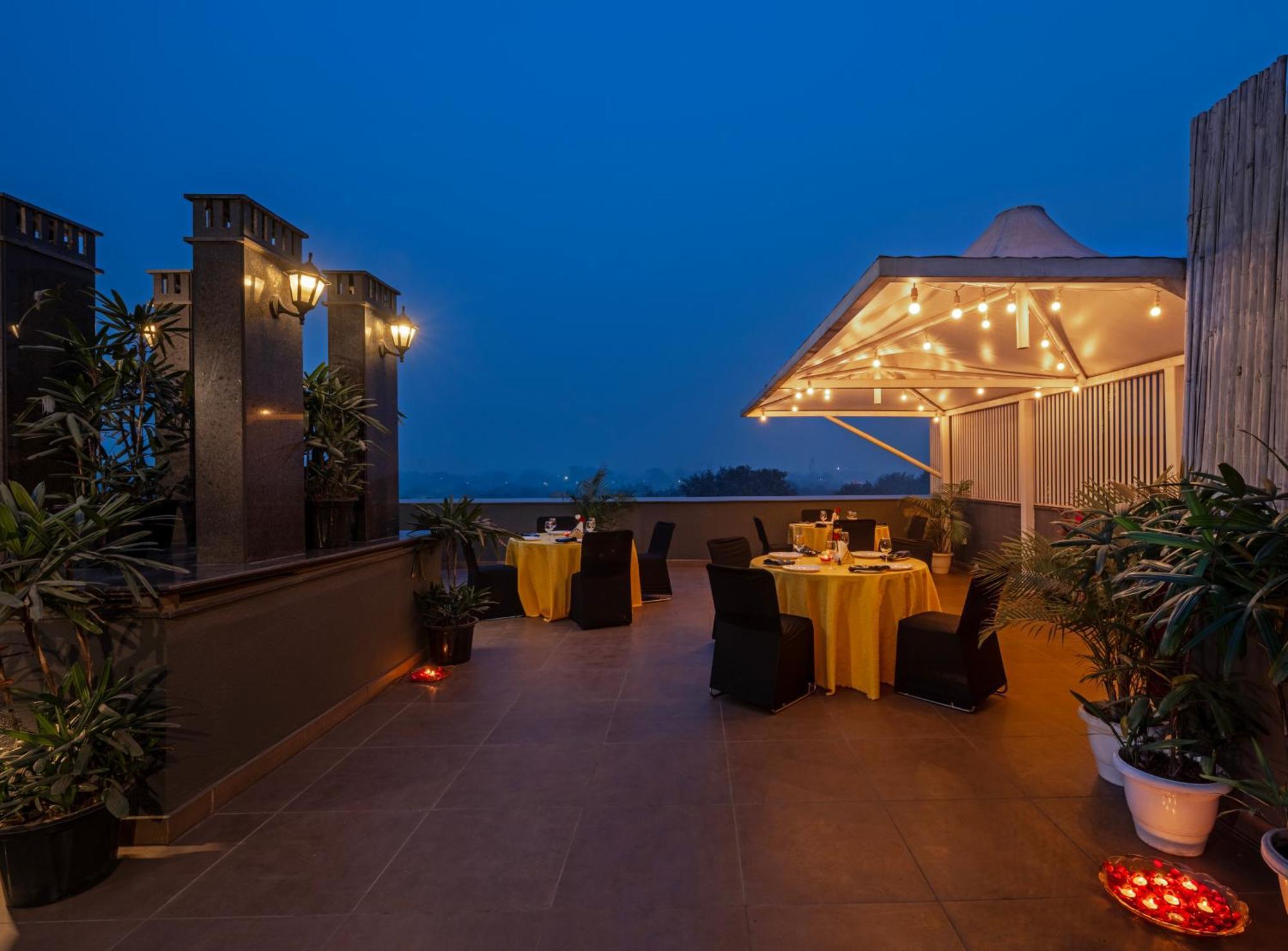 Hotel Saket 27 New Delhi Exterior photo
