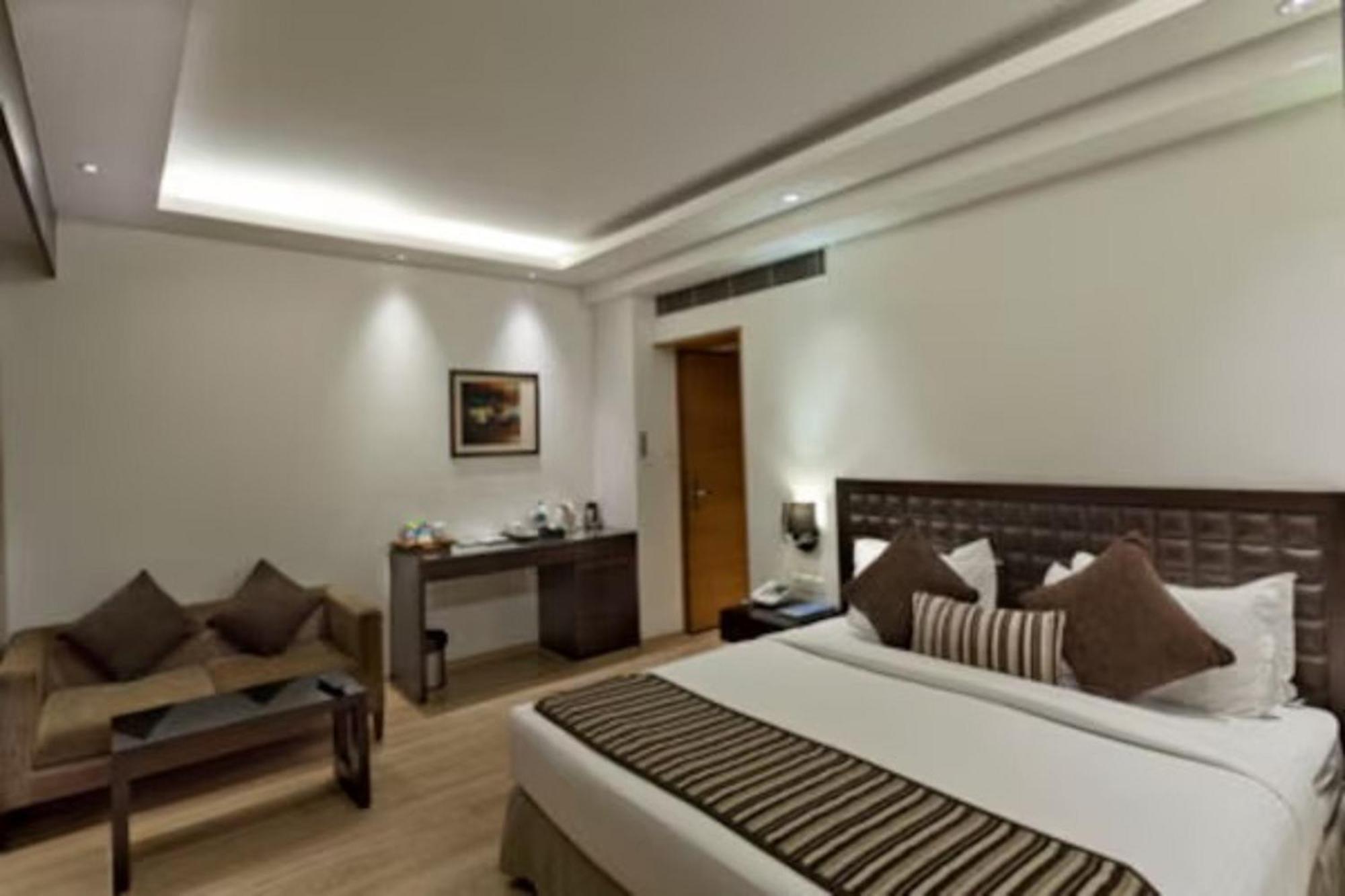 Hotel Saket 27 New Delhi Exterior photo